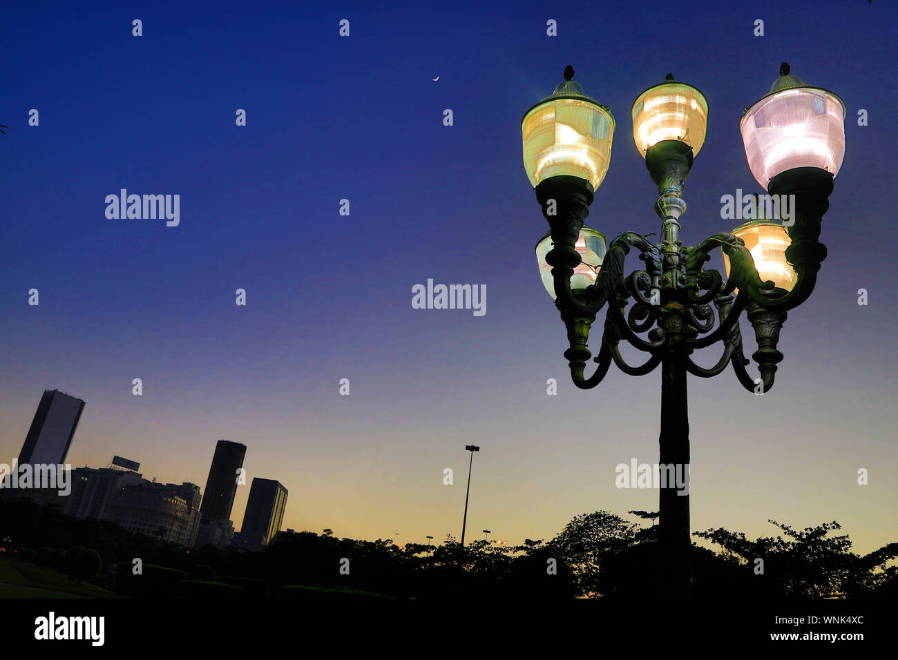 Lever de soleil à Paris Square avec un vieux lampadaire à droite, Rio de  Janeiro, Brésil Photo Stock - Alamy