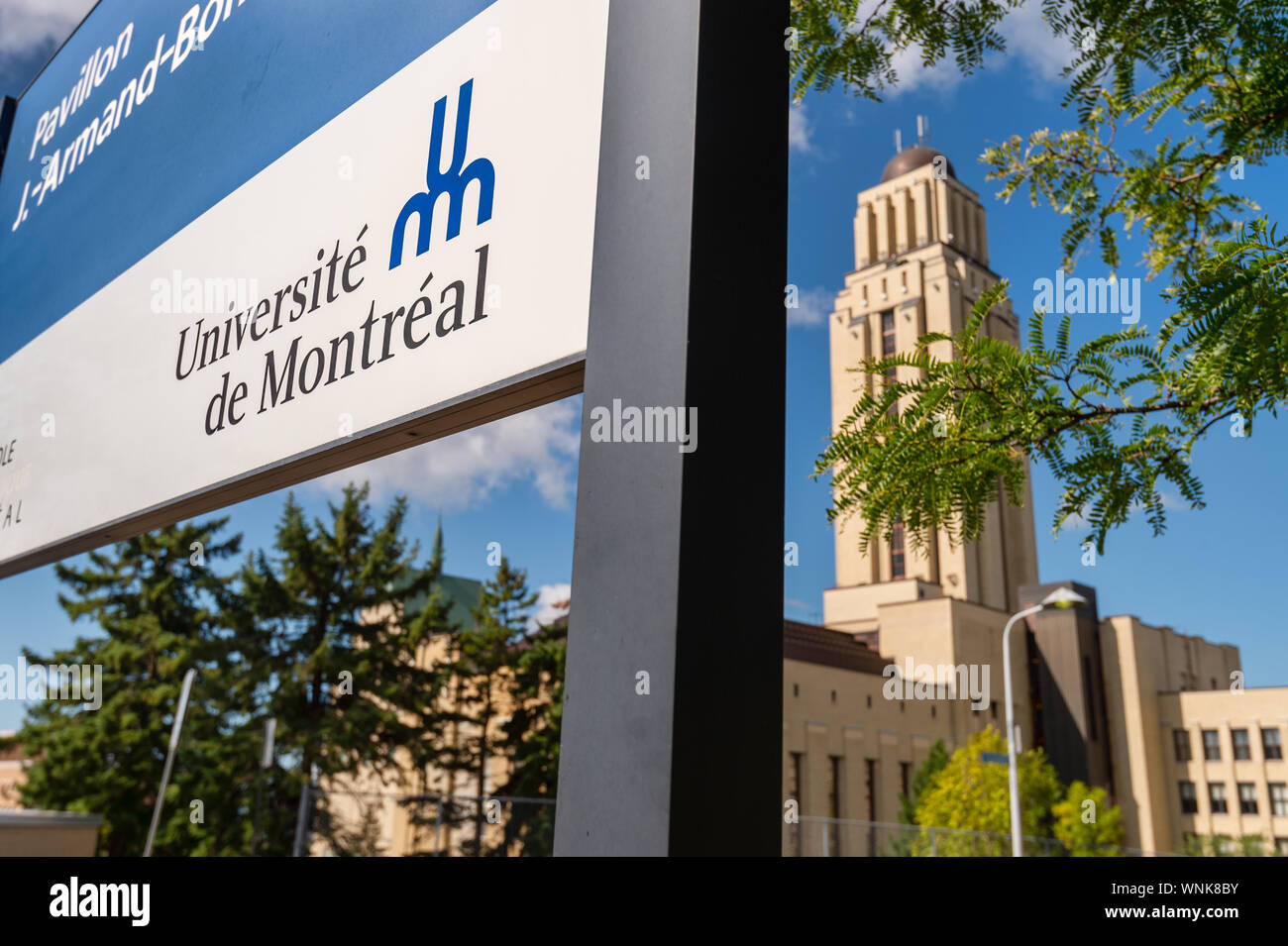 Montréal, CA - 5 septembre 2019 : Université de Montréal (UDEM) Pavillon Roger-Gaudry sign & bâtiment en arrière-plan Banque D'Images