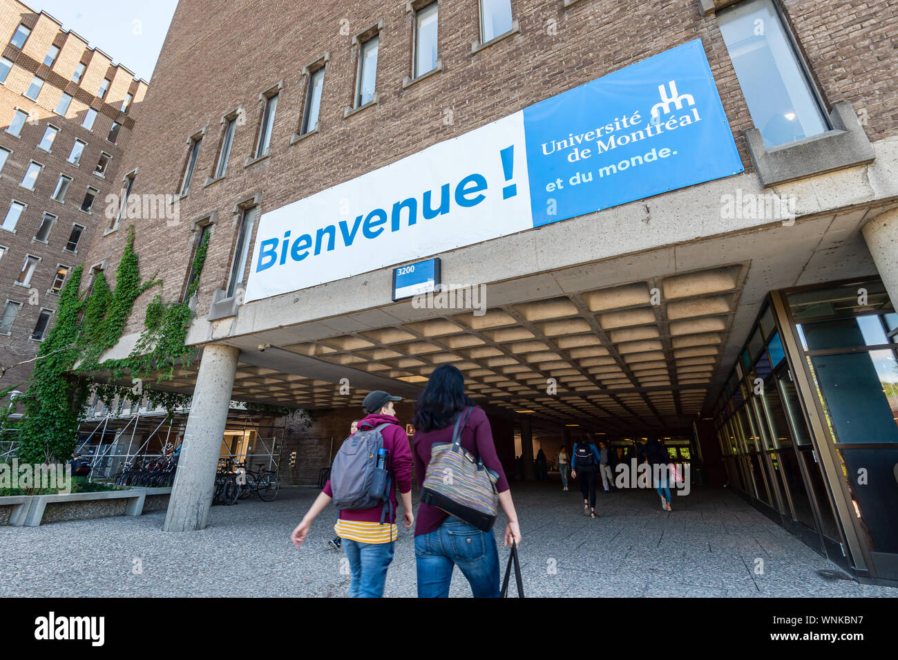 Montréal, CA - 5 septembre 2019 : Les étudiants qui se rendent à l'intérieur de l'Université de Montréal (UDEM) Bâtiment Jean-Brillant Banque D'Images