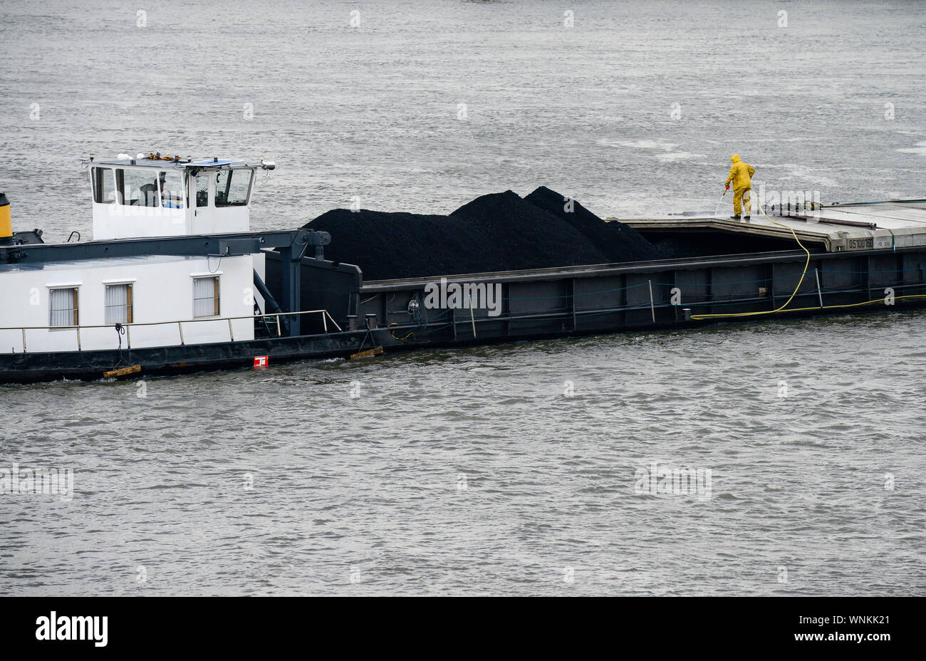 Allemagne, Hambourg, transport du charbon par bateau sur la rivière Elbe, le charbon importé est transporté par bateau à partir de la rivière Coal Harbour à Hansaport coal power station / Deutschland, Hambourg, Importkohle Kohlehafen Hansaport Transport vom zum Kohlekraftwerk mit Flussschiff auf der Elbe Banque D'Images