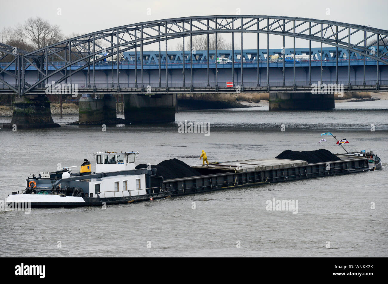 Allemagne, Hambourg, transport du charbon par bateau sur la rivière Elbe, le charbon importé est transporté par bateau à partir de la rivière Coal Harbour à Hansaport coal power station / Deutschland, Hambourg, Importkohle Kohlehafen Hansaport Transport vom zum Kohlekraftwerk mit Flussschiff auf der Elbe Banque D'Images
