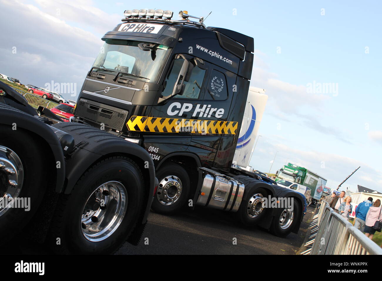 Camion Volvo FH noir au CP de voitures vu à Causeway Coast Truckfest 2019 Banque D'Images