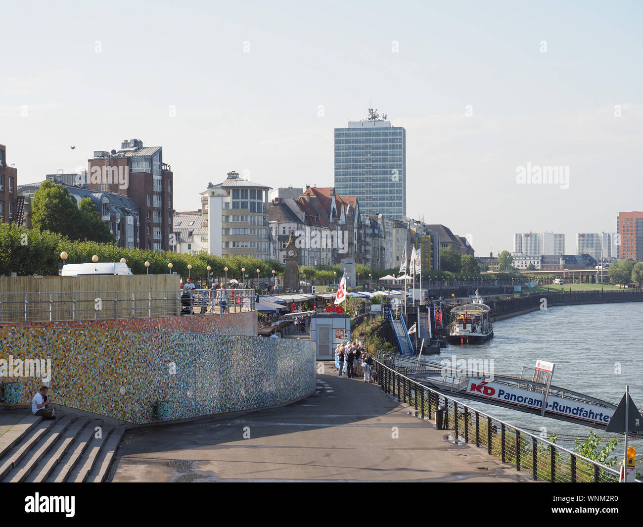 Düsseldorf, Allemagne - circa 2019 AOÛT : Rheinuferpromenade sur la banque du fleuve Rhein dans l'Altstadt (vieille ville) Banque D'Images
