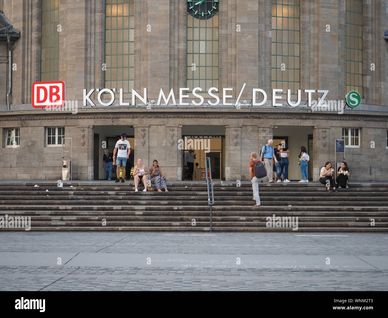 KOELN, ALLEMAGNE - circa 2019 AOÛT : Messe Deutz Bahnhof (gare) Banque D'Images