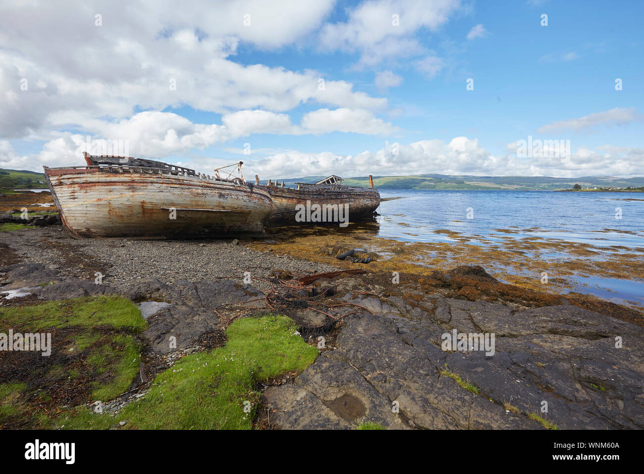 Deux bateaux de pêche abandonnés sur le rivage de la baie de Salen, Isle of Mull, Scotland, UK. Épaves Banque D'Images