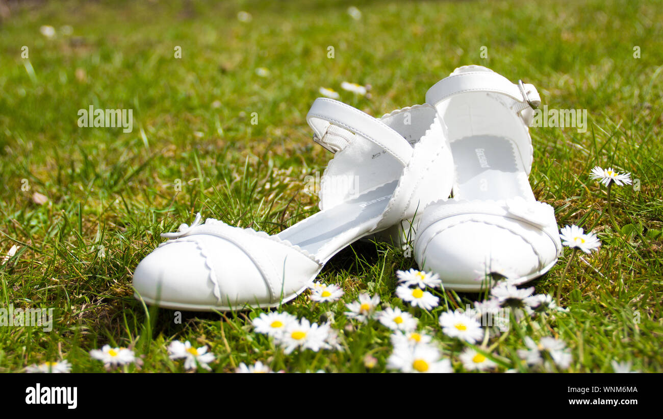 Sandales blanches Banque de photographies et d'images à haute résolution -  Alamy