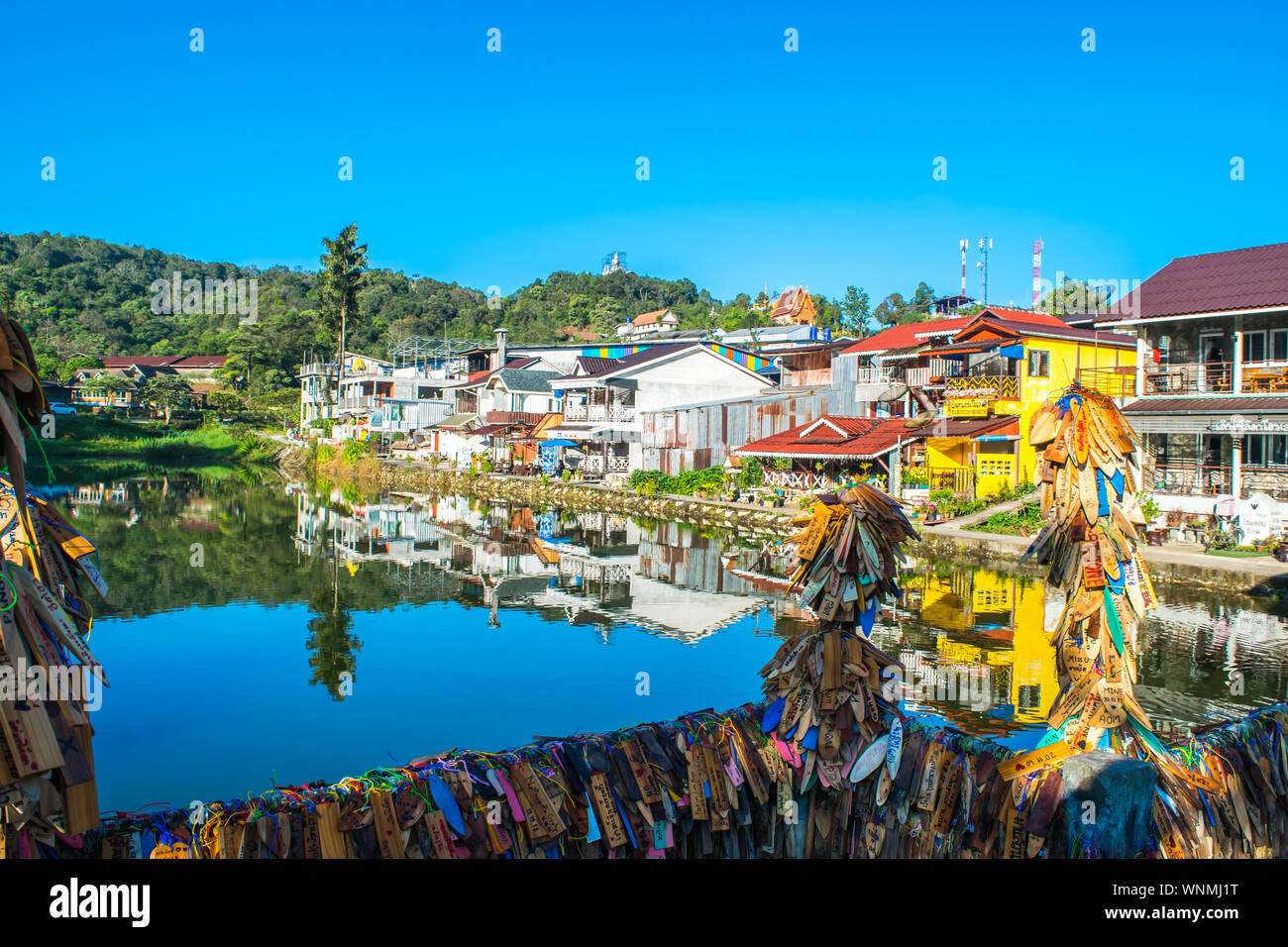 Kanchanaburi, Thaïlande - Décembre 13, 2017 : superbe vue sur le village, E-Thong Thong Pha Phum Pilok,Parc National, la province de Kanchanaburi, Thaïlande Banque D'Images