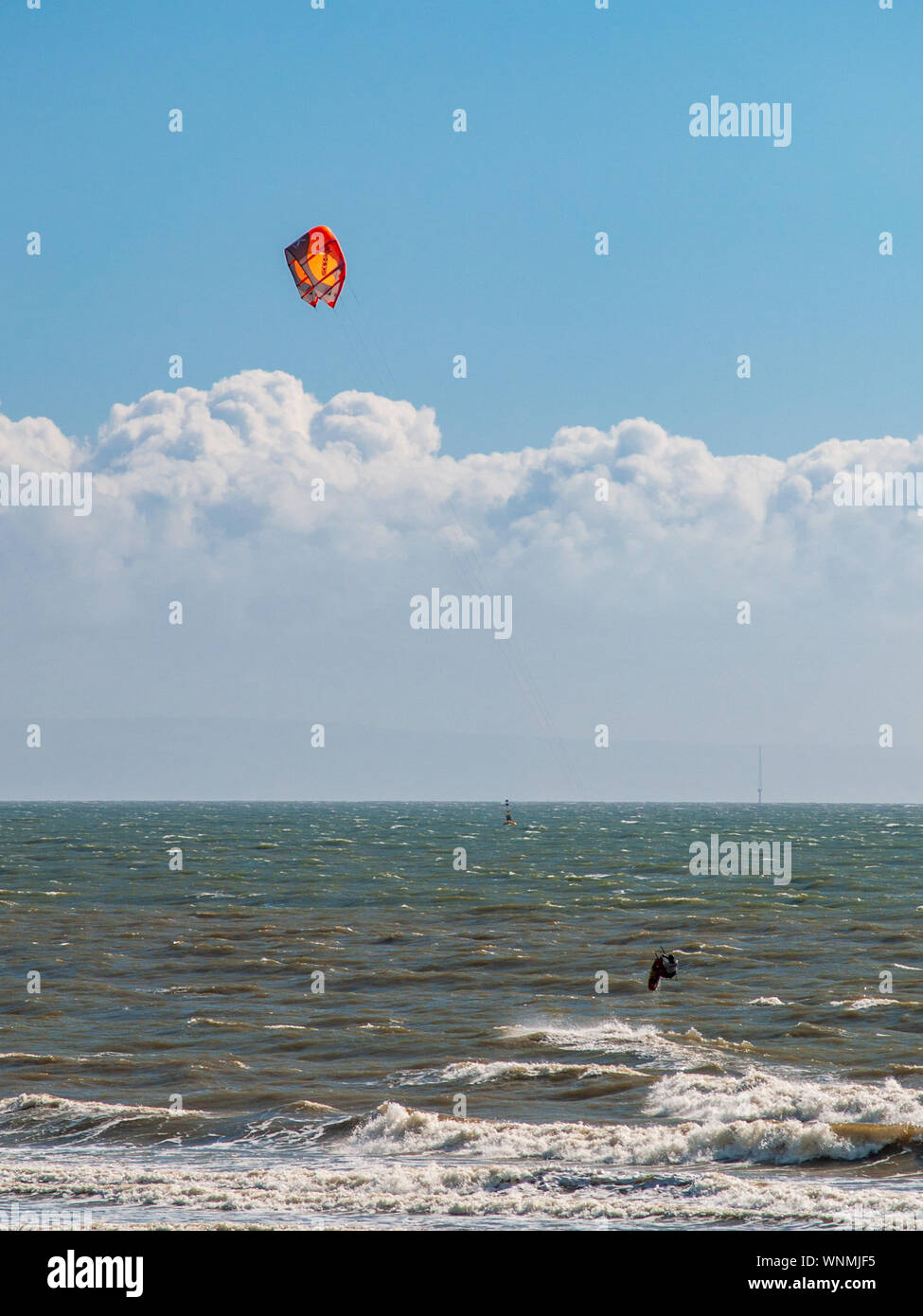 Le kitesurf à Aberavon Beach, Port Talbot, la baie de Swansea, Pays de Galles, Royaume-Uni. Banque D'Images