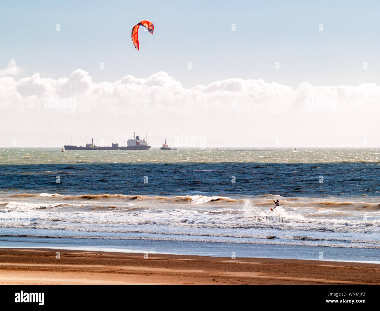 Le kitesurf à Aberavon Beach, Port Talbot, la baie de Swansea, Pays de Galles, Royaume-Uni. Banque D'Images