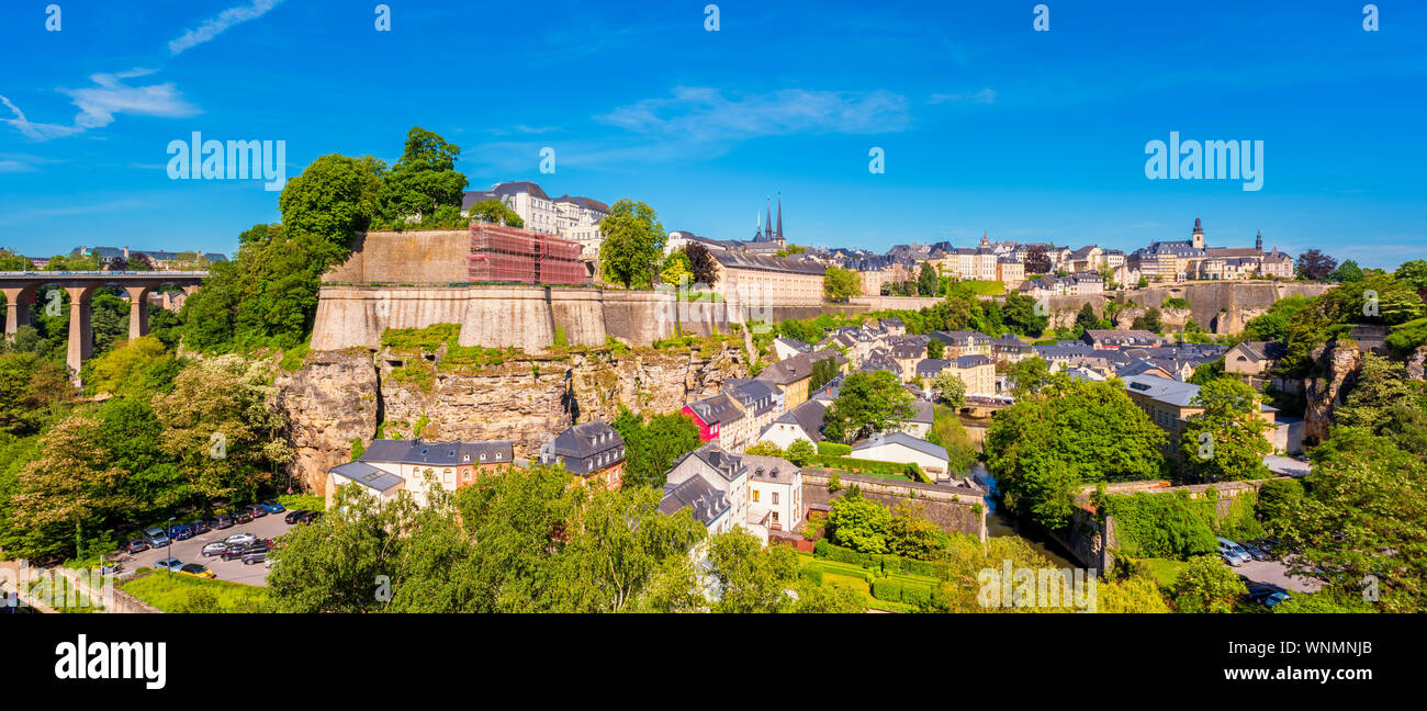 Vue panoramique sur les parties inférieure et supérieure de la ville de Luxembourg, capitale du Luxembourg Banque D'Images