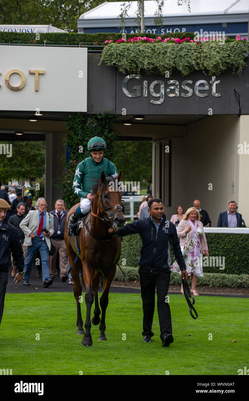 Office du tourisme italien Festival de la nourriture et du vin, l'hippodrome d'Ascot, Ascot, Berkshire, Royaume-Uni. 6 Septembre, 2019. Jockey William Buick gagne le jardin pour toutes les saisons Handicap enjeux sur l'Riviera Nights. Credit : Maureen McLean/Alamy Live News Banque D'Images