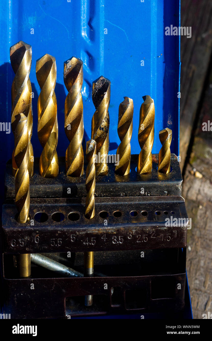 Jeu de forets d'or sur une table en bois vu close up Banque D'Images