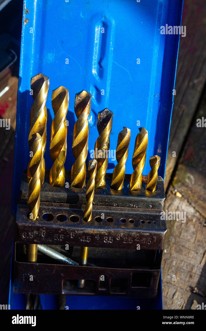 Jeu de forets d'or sur une table en bois vu close up Banque D'Images