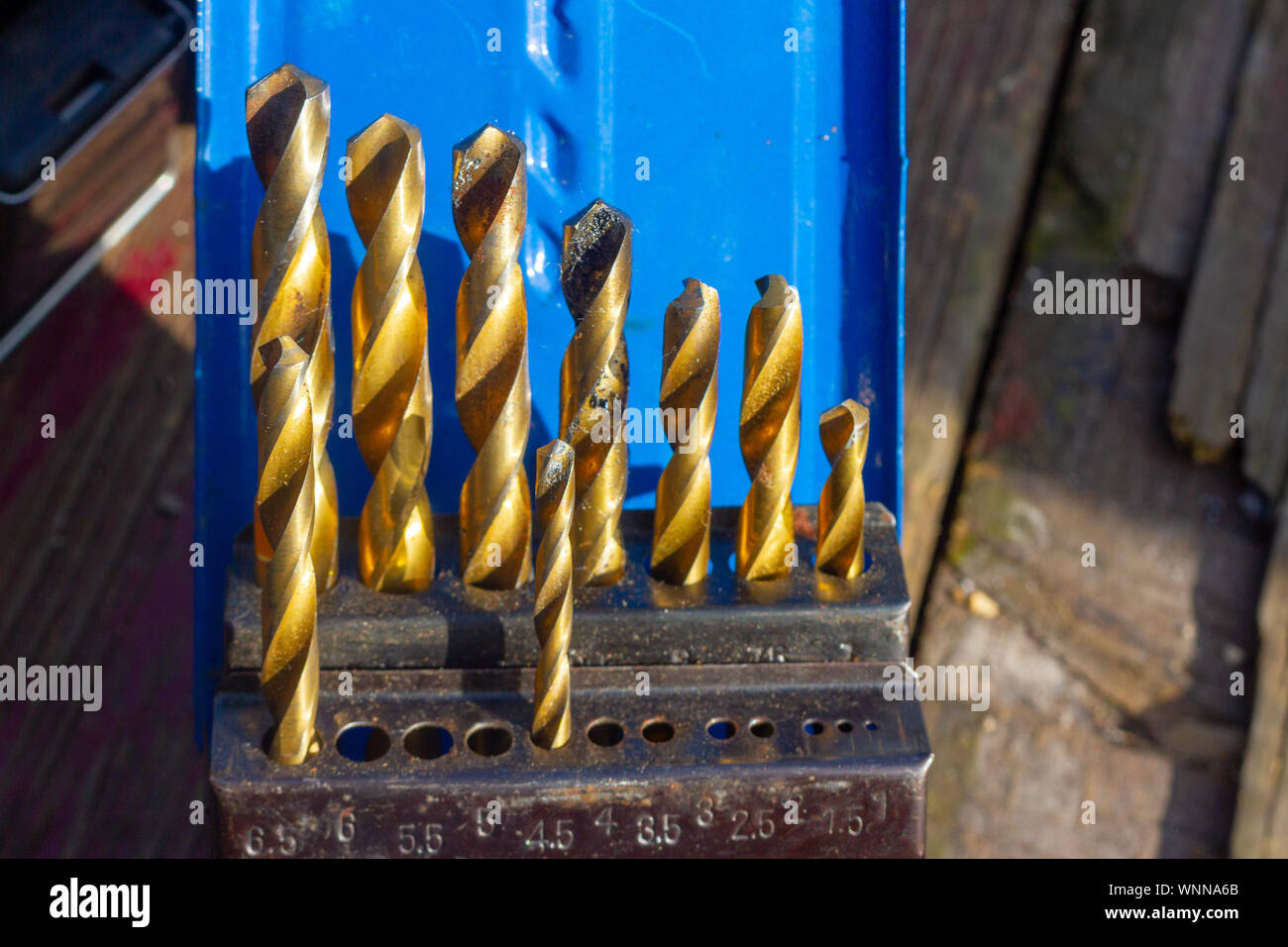 Jeu de forets d'or sur une table en bois vu close up Banque D'Images
