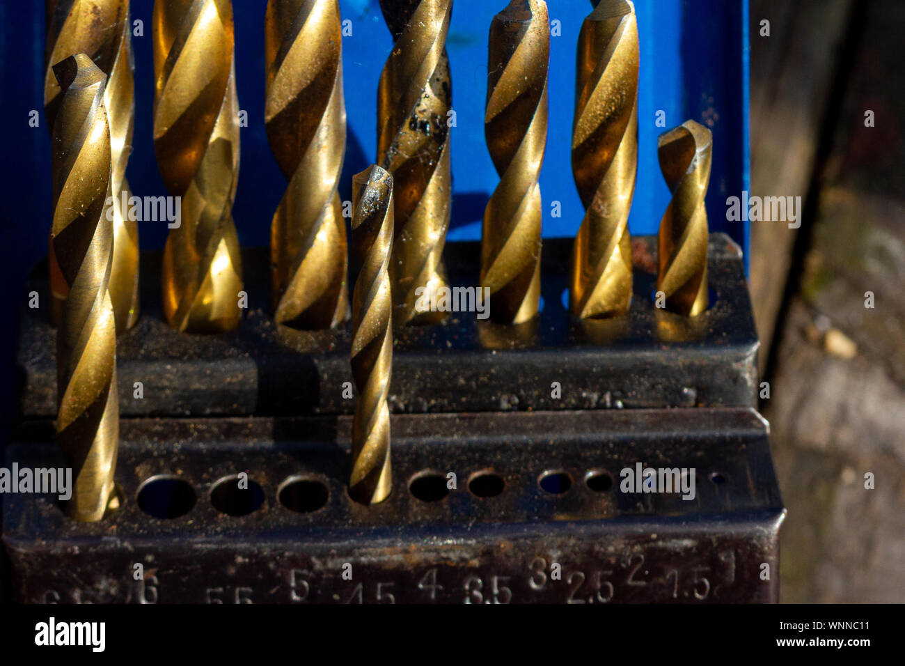 Jeu de forets d'or sur une table en bois vu close up Banque D'Images