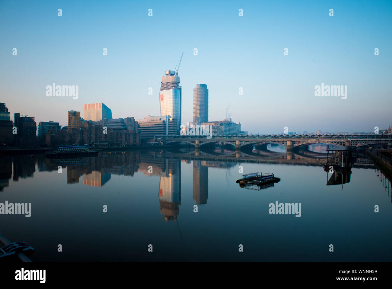 Blackfriar Bridge, London, Royaume-Uni prises à l'aube par des réflexions sur la Tamise Banque D'Images