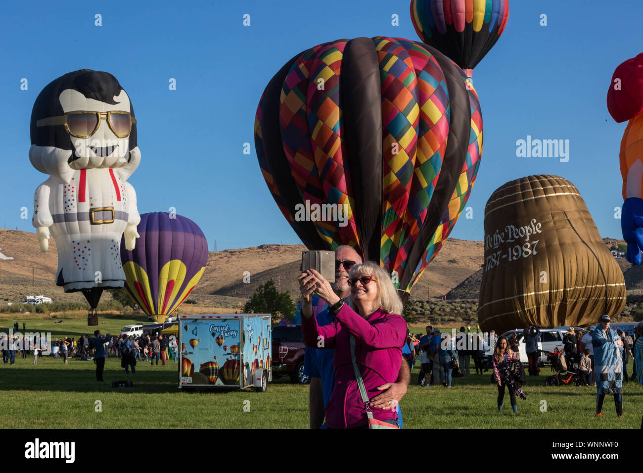 Reno, Nevada, USA. Sep 6, 2019. Spectateurs prendre vos autoportraits vendredi matin lors de la 38e Grande Reno Ballon Race, tenue à Rancho San Rafael Park régional à Reno, Nevada. La course, la plus importante du monde montgolfière, l'événement se déroule du 6 à 8, 2019. Credit : Tracy Barbutes/ZUMA/Alamy Fil Live News Banque D'Images