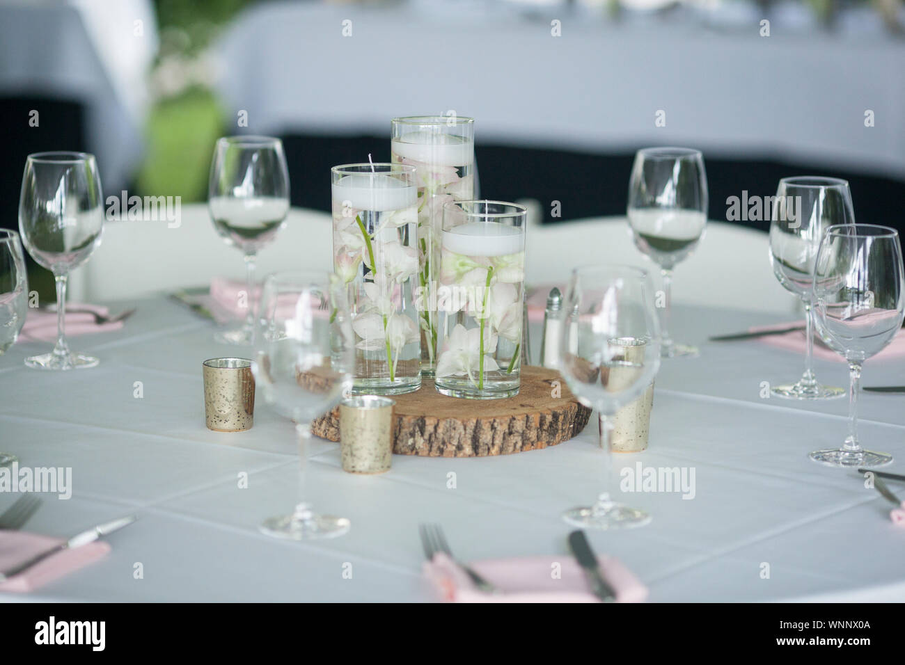 Décoration de table pour réception de mariage d'orchidées dans l'eau. Banque D'Images