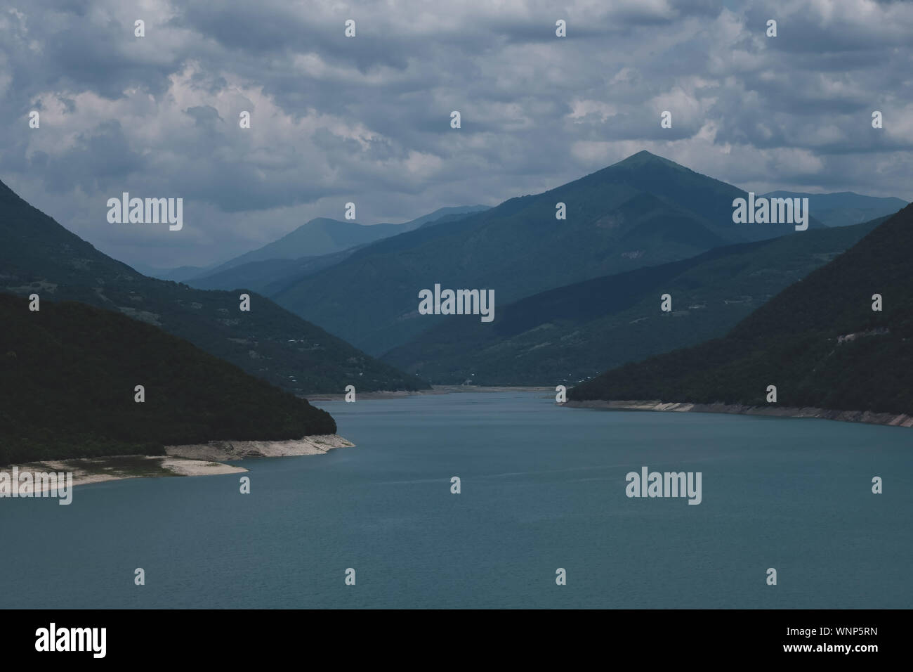 Zhinval réservoir d'eau sur le fleuve Aragvi en Géorgie. Montagnes du Caucase Banque D'Images