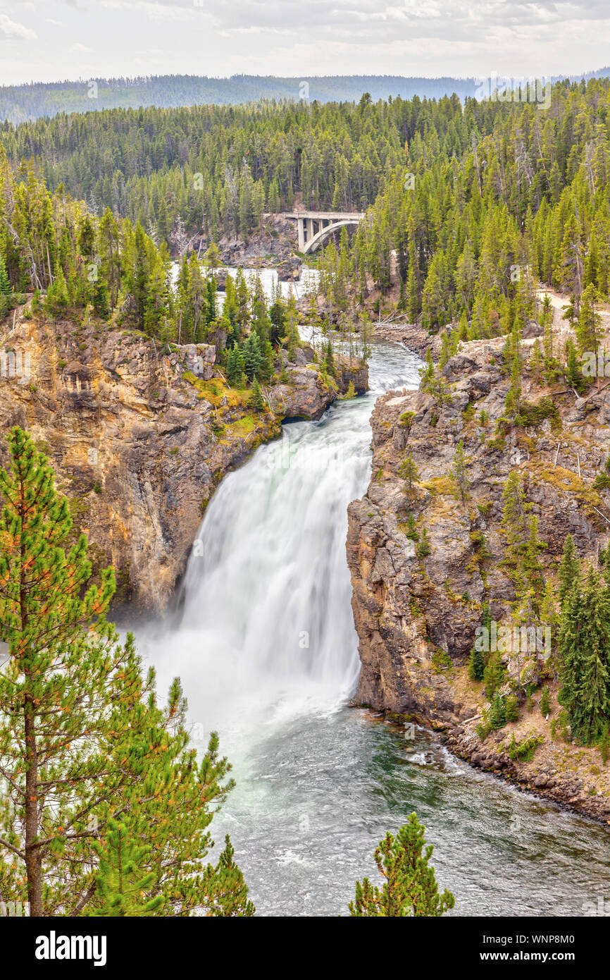 Upper Falls dans le Parc National de Yellowstone avec Chittenden Memorial Bridge en arrière-plan. Banque D'Images