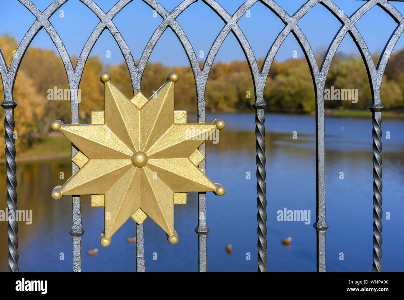 L'élément décoratif d'or à la faux équerrage. Banque D'Images