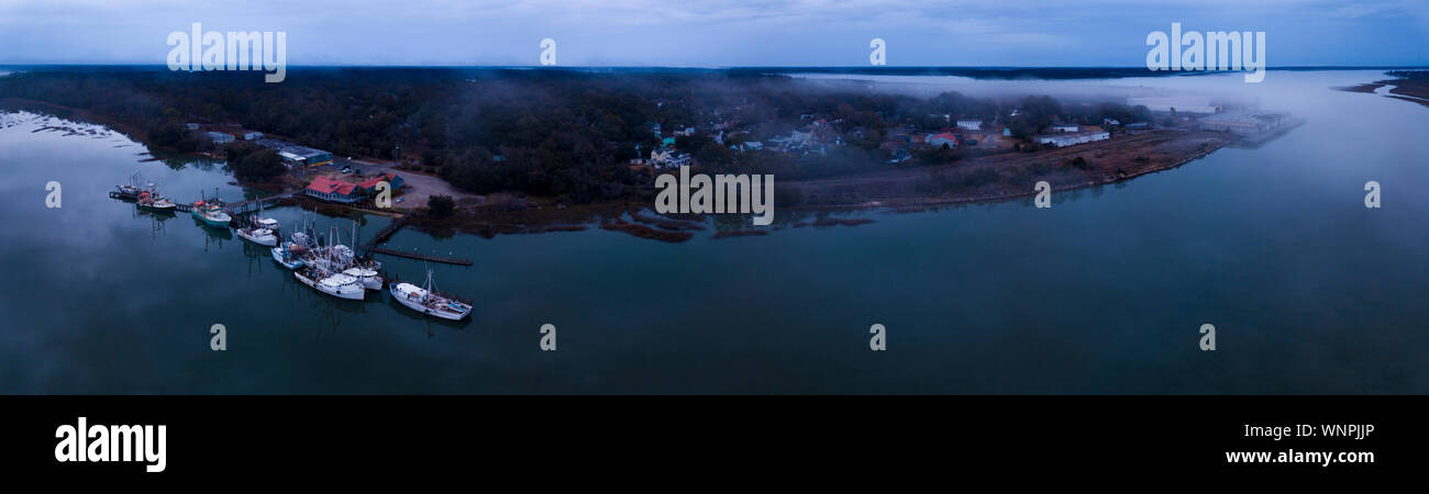 Antenne de 180 degrés panorama de bateaux de pêche commerciale dans le port et le brouillard sur l'eau. Banque D'Images