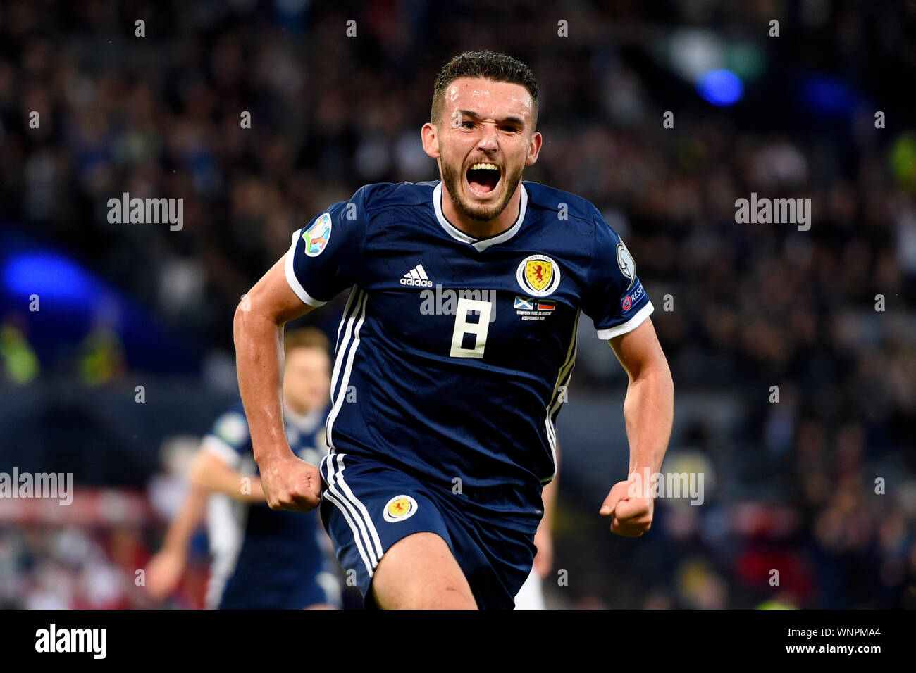 Scotland's John McGinn fête marquant son premier but de côtés du jeu pendant l'UEFA Euro 2020, Qualification Groupe I match à Hampden Park, Glasgow. Banque D'Images