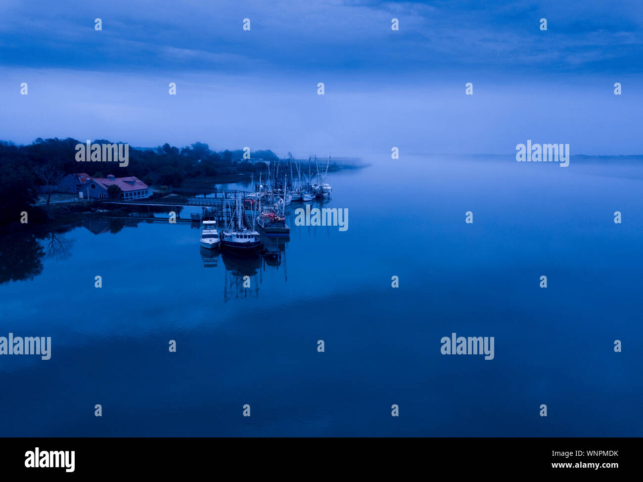 Vue aérienne de bateaux de pêche commerciale nuit à quai à Port Royal, en Caroline du Sud. Banque D'Images
