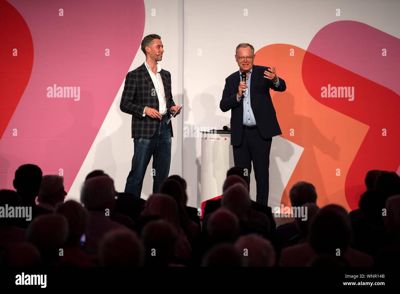 06 septembre 2019, Basse-Saxe, Hanovre : Björn Sobolewki, modérateur, et Stephan Weil, Premier ministre de Basse-Saxe, prendra la parole à la conférence régionale du SPD. Le nouveau DOCUP leadership seront déterminés au cours d'un sondage auprès des membres en octobre. Le résultat devrait être connu le 26 octobre. Photo : Sina Schuldt/dpa Banque D'Images