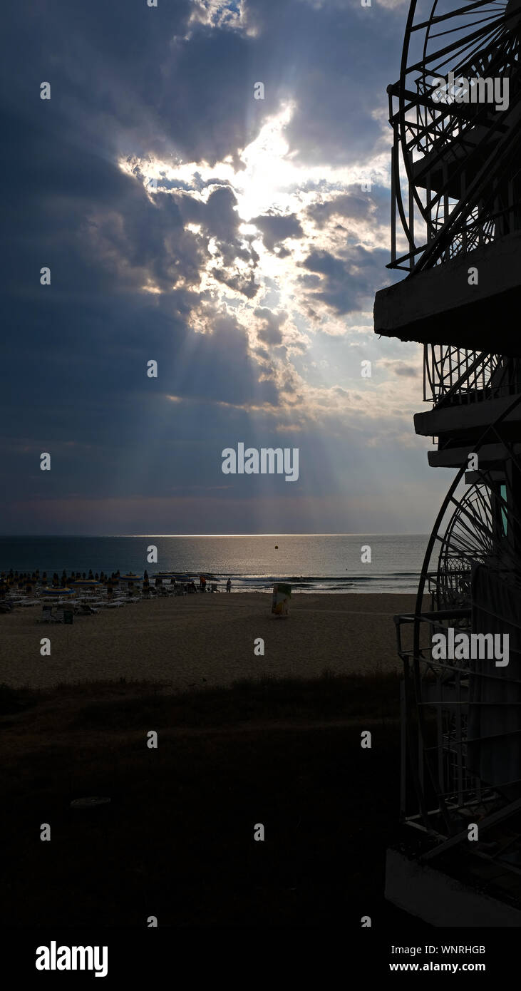 La magie du ciel tôt le matin sur la plage Banque D'Images
