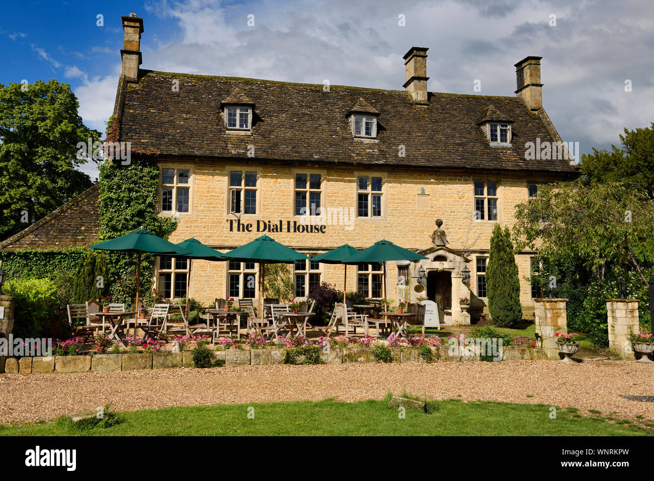 Soleil sur le cadran House bed and breakfast avec terrasse dans la région des Cotswolds à Bourton-on-the-Water Angleterre Banque D'Images