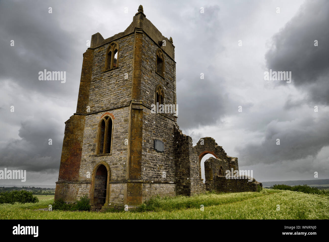 Ruines de l'église Saint-Michel d'au-dessus de Burrow Mump surplombant Southlake Moor en Angleterre sous le pont Terrier ciel nuageux Banque D'Images