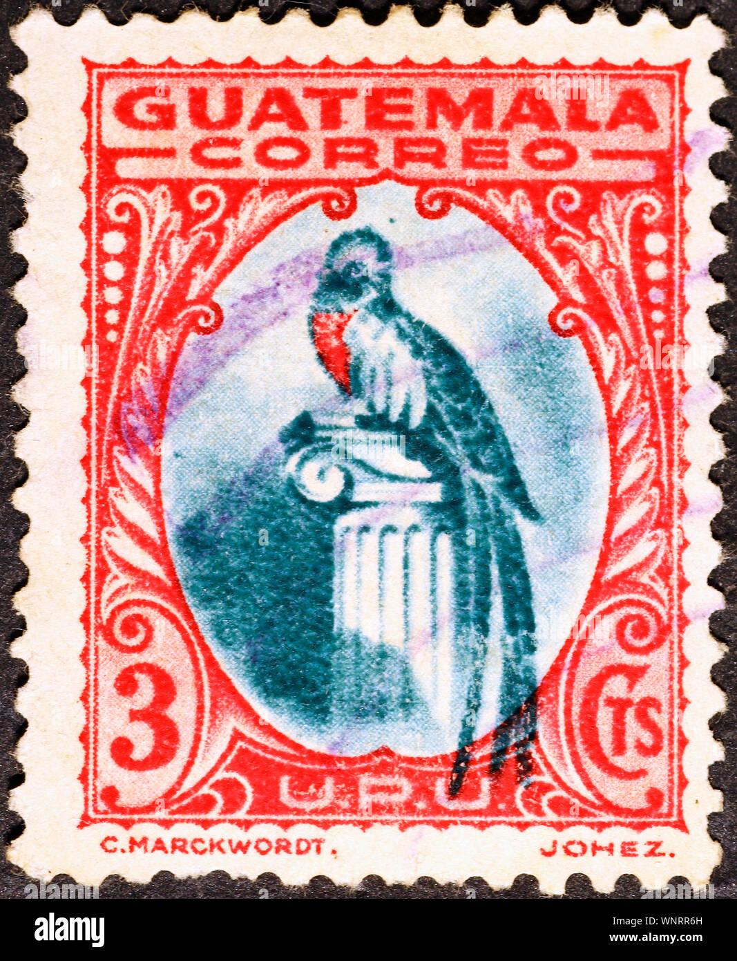 Quetzal oiseau sur vieux timbre-poste du Guatemala Banque D'Images