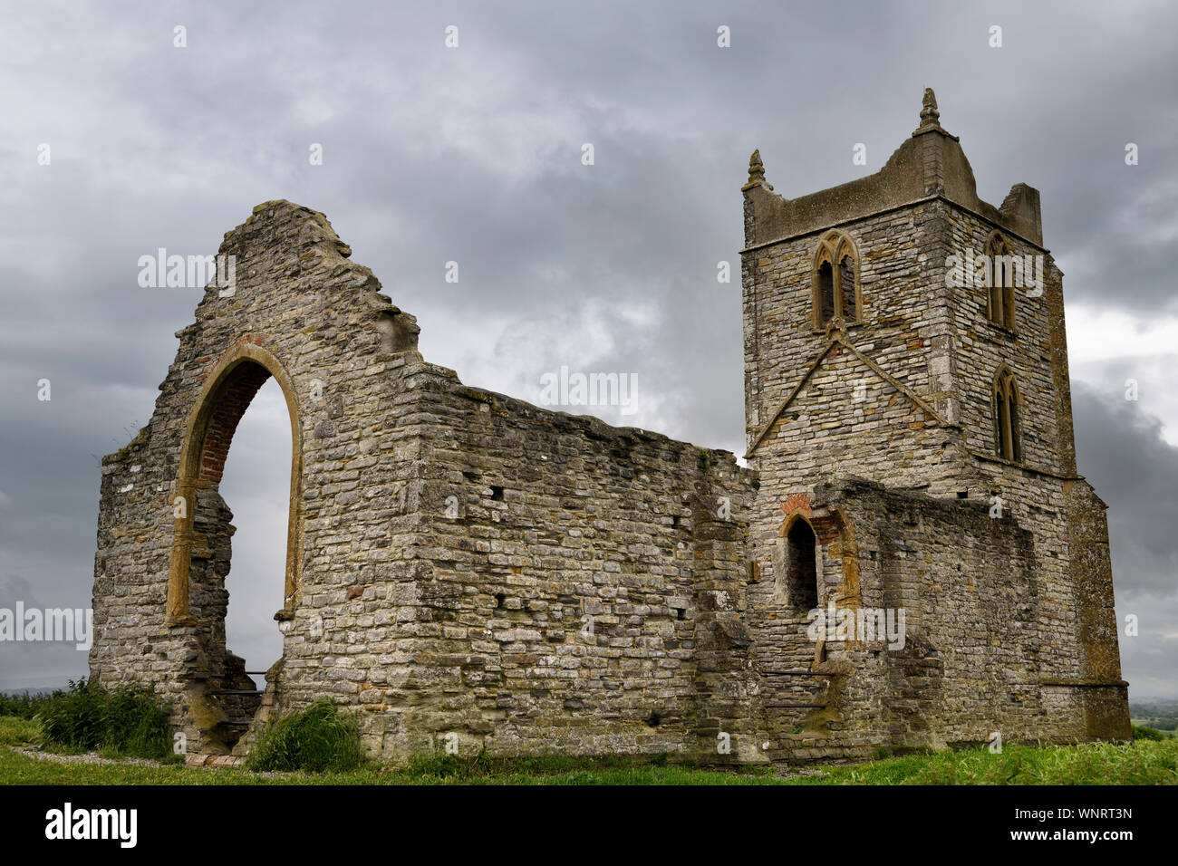 Ruines de l'église Saint-Michel d'au-dessus de Burrow Mump Burrowbridge en Angleterre sous ciel nuageux Banque D'Images