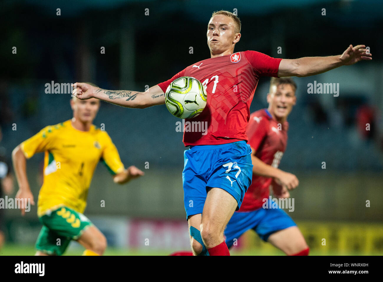 République tchèque Jan Matousek en action au cours de la match de football République tchèque contre la Lettonie, se qualifier pour les championnat de l'UEFA (Euro U-21), a eu lieu à Ceske Budejovice, République tchèque, le 6 septembre 2019. (Photo/CTK Vaclav Pancer) Banque D'Images