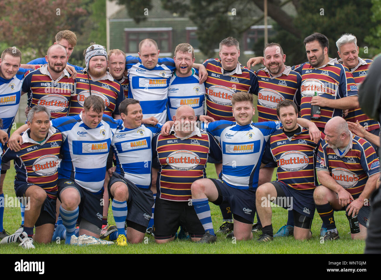 Deux équipes se réunissent pour célébrer l'esprit de camaraderie et d'amamteur rugby union après avoir joué une fin de saison match amical en tournée Banque D'Images