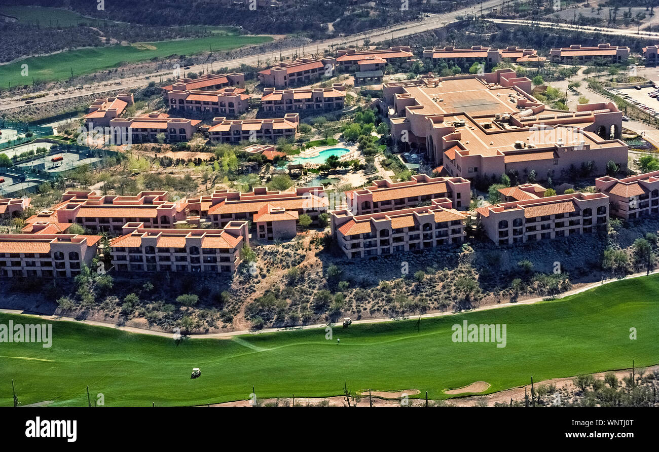 Cette vue aérienne montre l'hébergement et certains des équipements de plein air à l'hôtel Westin La Paloma Resort & Spa, l'une des destinations de vacances populaires au sud-ouest dans le désert de Sonora à Tucson, Arizona, USA. En vedette est un golf de 27 trous conçu par le célèbre Jack Nicklaus, golfeur pro ainsi qu'un spa à services complets. Banque D'Images