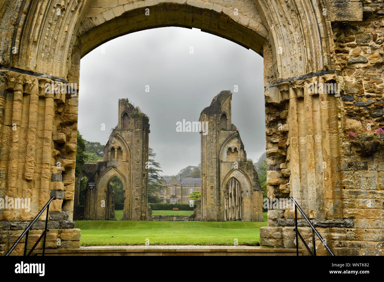 Voir l'abbaye de chambre et les ruines de la grande église de chapelle dame à Glastonbury Abbey monastère dans la pluie torrentielle à Glastonbury en Angleterre Banque D'Images