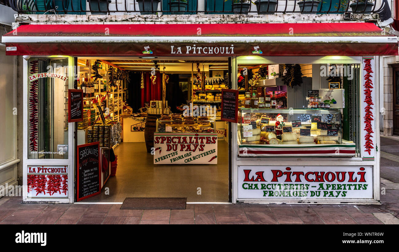 Un fromage typique shop à Saint Jean de Luz de la vieille ville. Saint Jean  de Luz, France, janvier 2019 Photo Stock - Alamy