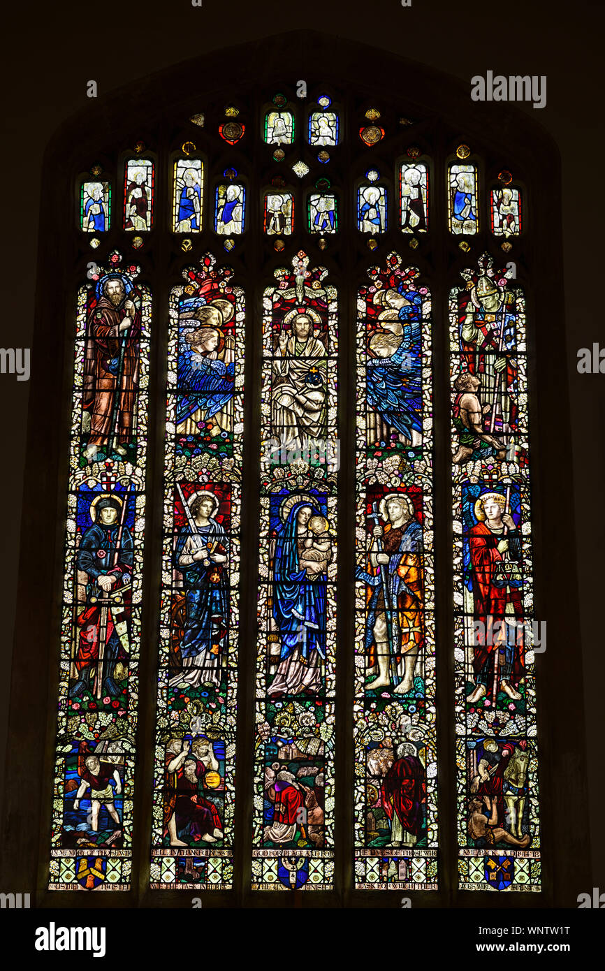La fenêtre de l'Est de St James Church un vitrail du mémoire de la première guerre mondiale, en Angleterre à Chipping Campden Banque D'Images