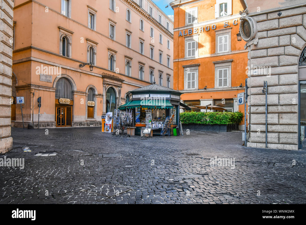 L'un des nombreux articles de journaux et des cartes postales est la gare dans le centre historique de Rome, Italie Banque D'Images