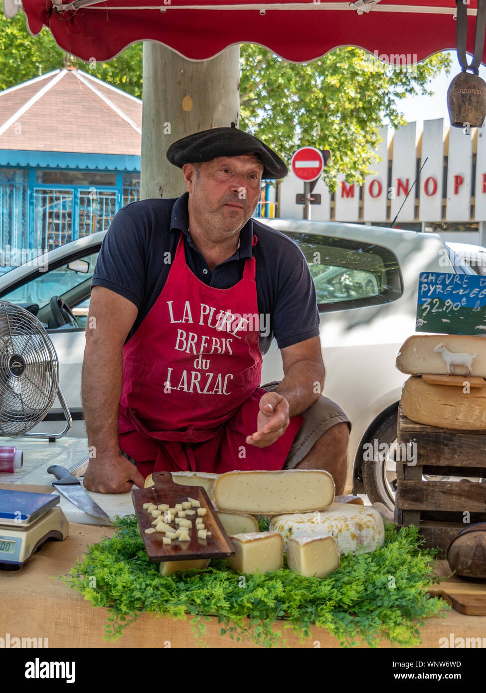 Fromager à Samedi marché offre d'échantillons à vendre ses fromages fabriqués localement pour les touristes et les habitants. Banque D'Images