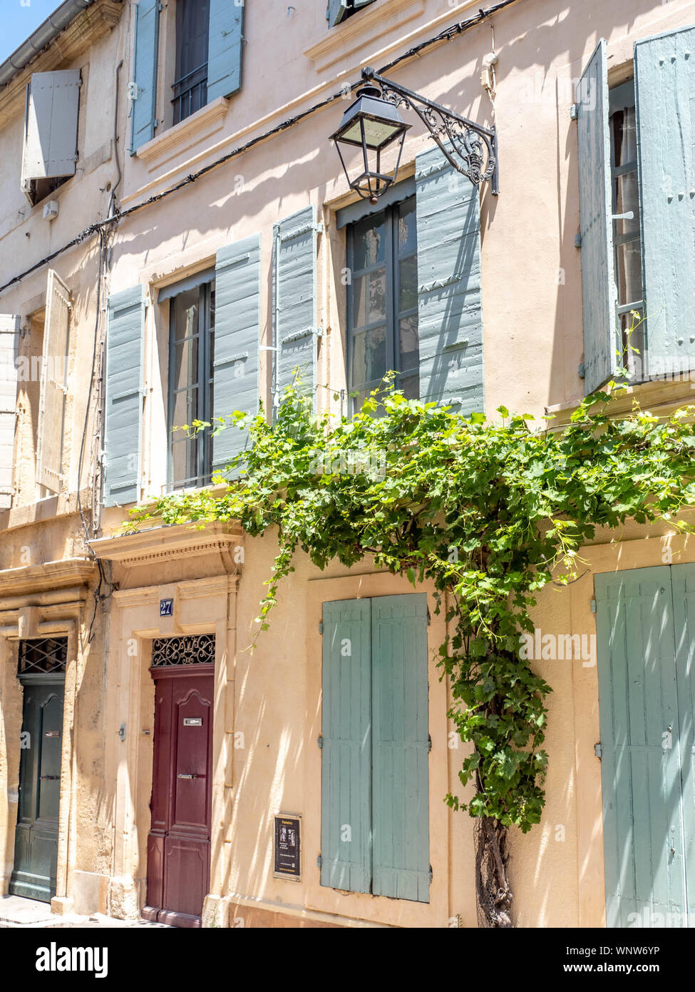 French Country home en Provence avec des volets verts et rouge porte. Banque D'Images