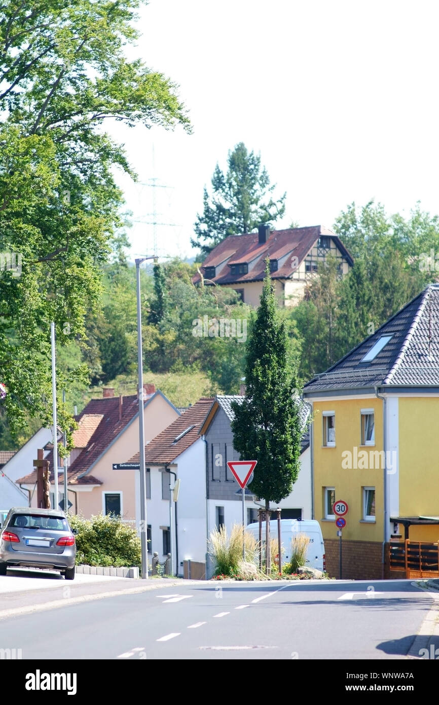 Une rue étroite dans la ville Essen avec une courbe de la route et des bâtiments résidentiels. Banque D'Images
