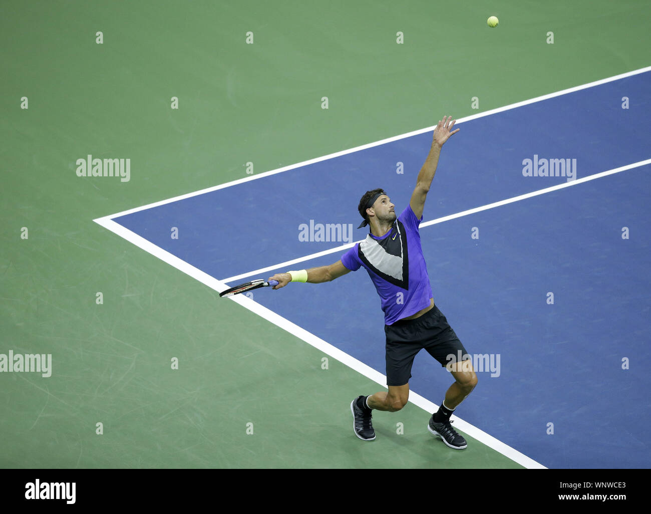 Flushing Meadow, United States. 06 Sep, 2019. Grigor Dimitrov Bulgarie sert à Daniil Medvedev de la Russie en demi-finale de l'Arthur Ashe Stadium en 2019 à l'US Open Tennis Championships à l'USTA Billie Jean King National Tennis Center le vendredi 6 septembre 2019 à New York. Photo de John Angelillo/UPI UPI : Crédit/Alamy Live News Banque D'Images