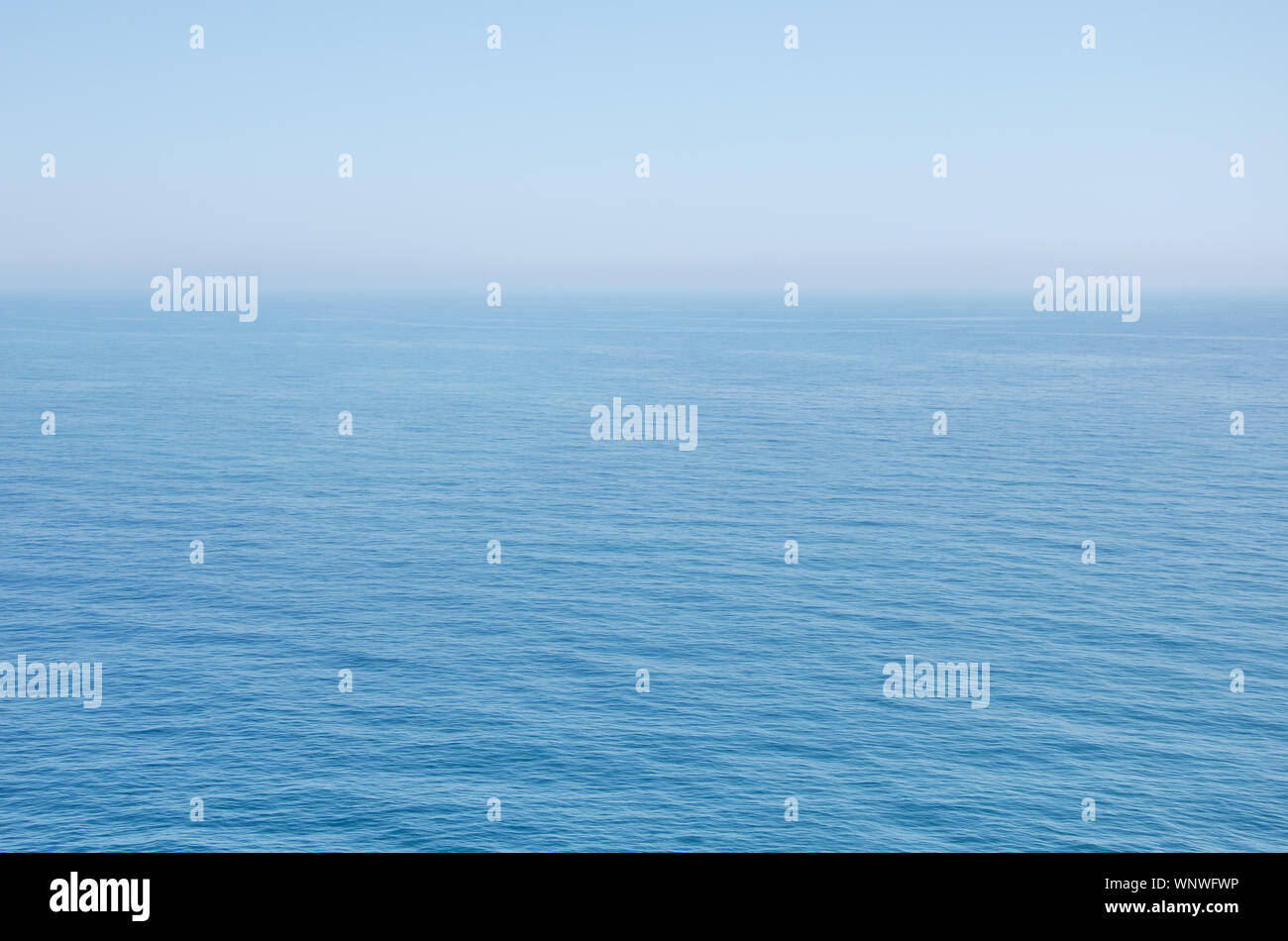 La mer bleu calme un jour d'été. Banque D'Images