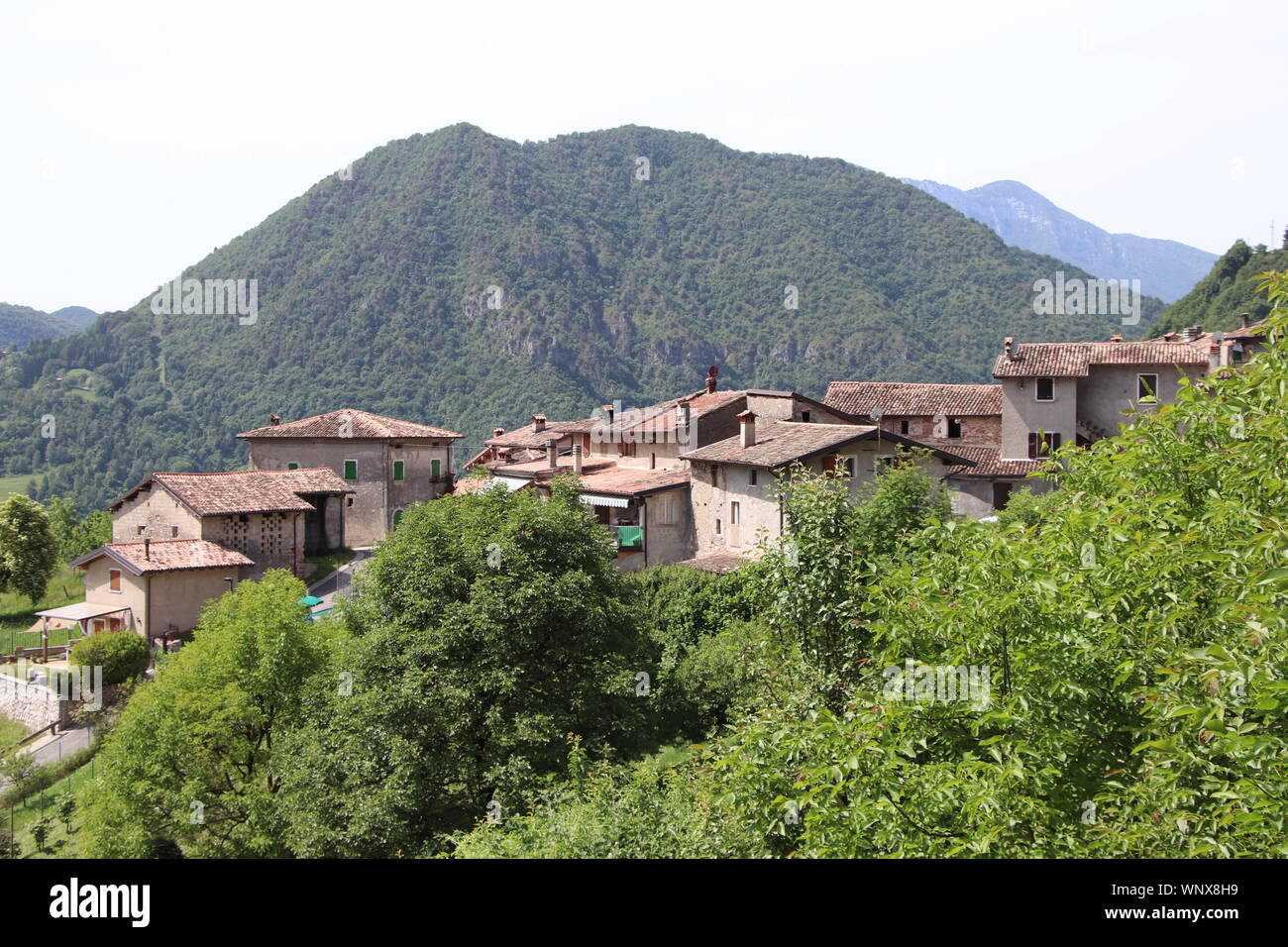 Vue sur le petit village de ' la Costa di Gargnano ' dans les montagnes du lac de Garde en Italie du nord Banque D'Images