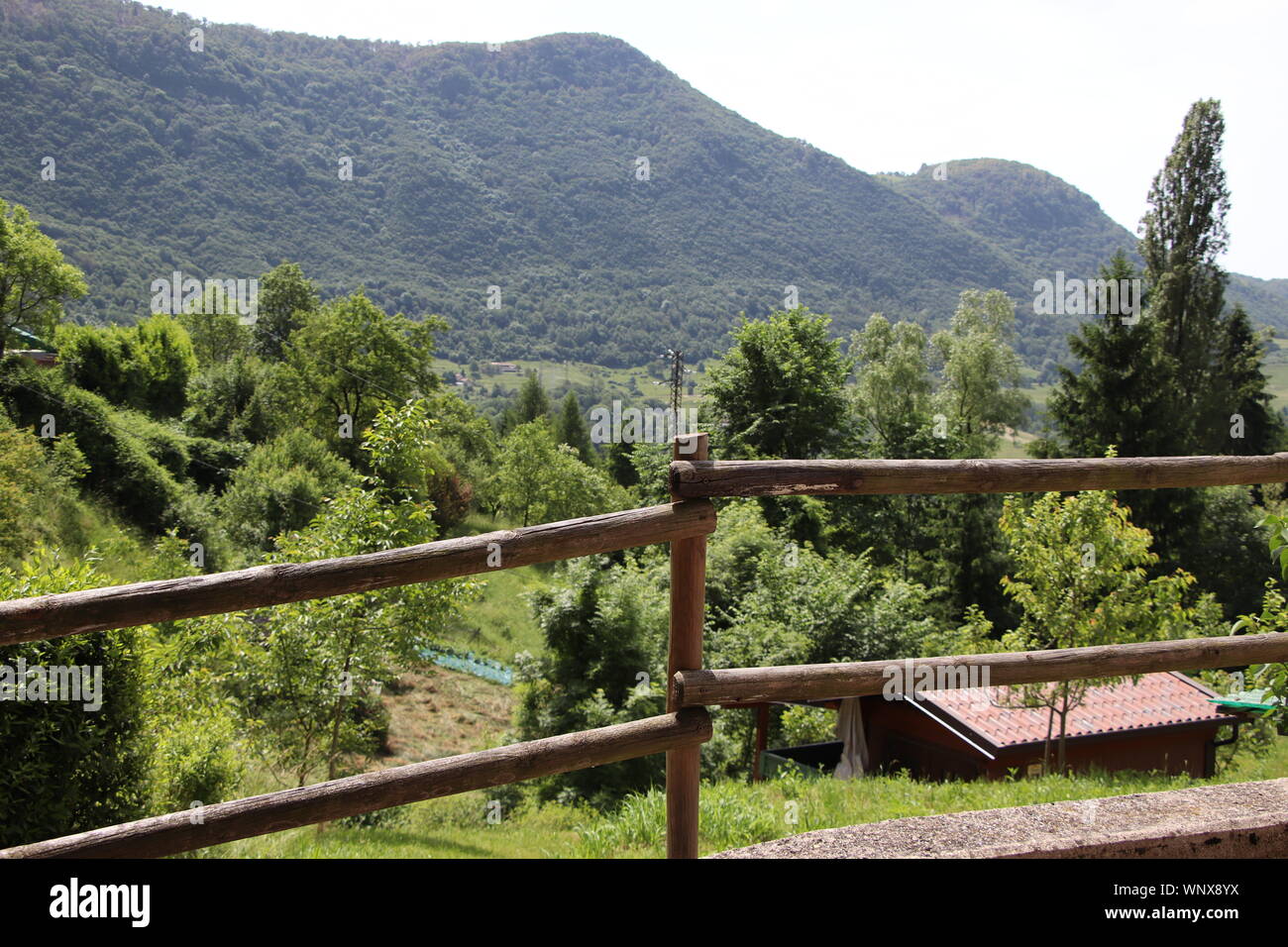 Vue sur le petit village de ' la Costa di Gargnano ' dans les montagnes du lac de Garde en Italie du nord Banque D'Images