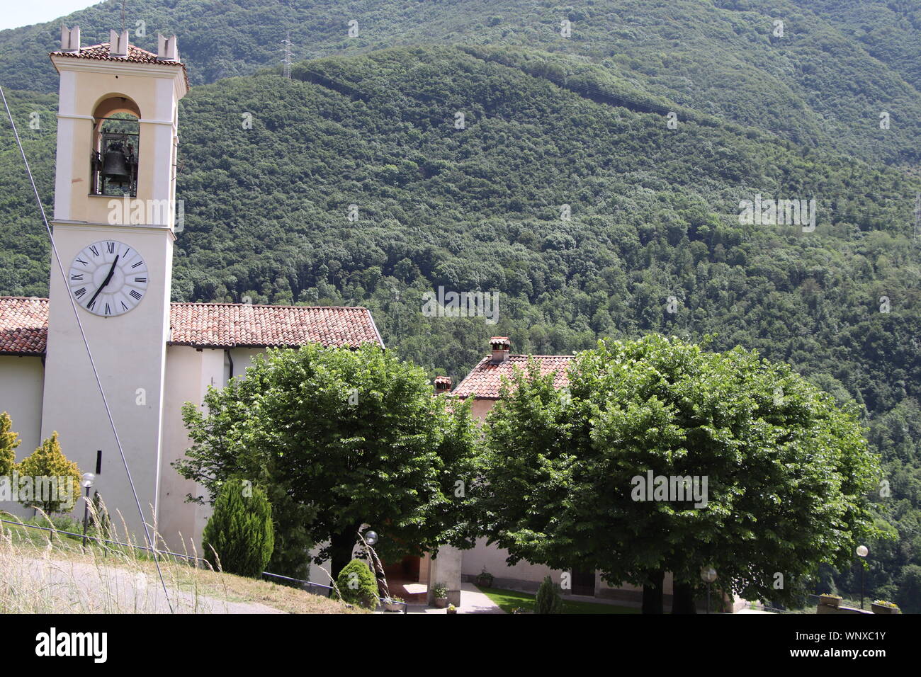 Vue sur le petit village de ' la Costa di Gargnano ' dans les montagnes du lac de Garde en Italie du nord Banque D'Images