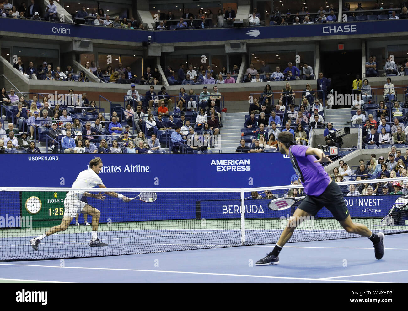 Flushing Meadow, aux États-Unis. 06 Sep, 2019. Daniil Medvedev de la Russie et de Grigor Dimitrov Bulgarie de jouer un ping à filet avant Medvedev bat Dimitrov en 5 sets en demi-finale de l'Arthur Ashe Stadium en 2019 à l'US Open Tennis Championships à l'USTA Billie Jean King National Tennis Center le vendredi 6 septembre 2019 à New York. Photo de John Angelillo/UPI UPI : Crédit/Alamy Live News Banque D'Images